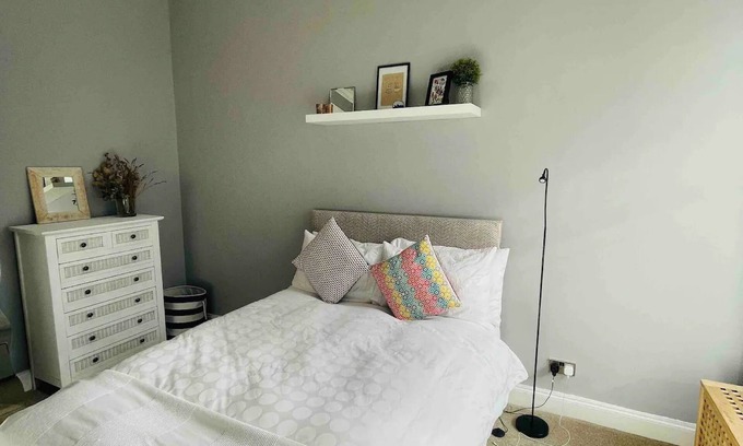 Wolverhampton Casa | Relax at the modern and spacious nestled in the central part
