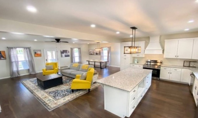 McMinnville Casa | Relax at the Modern Farmhouse known as the 73 at Magnolia Corner.