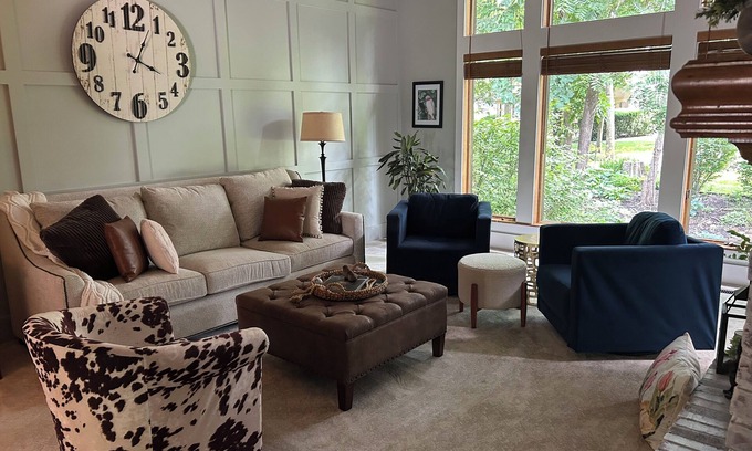 Gladstone Casa | Relax between WORLD CUP Games in 6,000sf, 5+BDRM house, Kansas City w/ AC, WiFi