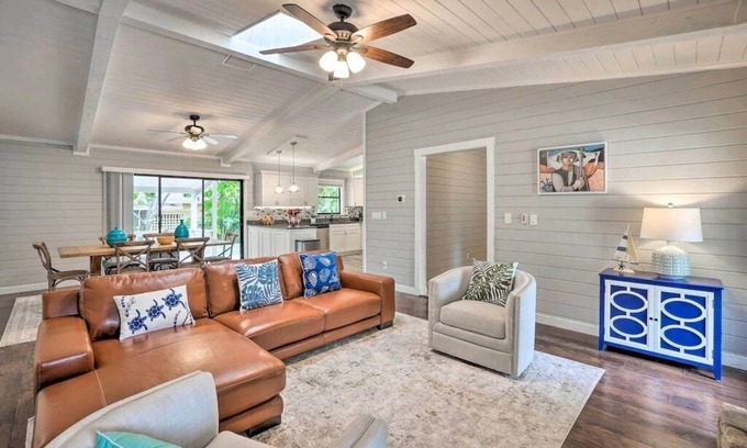 Tarpon Springs Casa | Relax by the bay! Cozy Beach House w/ Private Pool Oasis < 2Mi to the Beach!