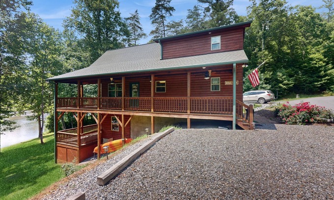 Murphy Cabina | Relax by the river in Murphy: Spacious decks, stunning views, and endless advent