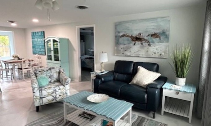 South Venice Casa | Relax by Venice Beach in this 2-bedroom retreat with Pool