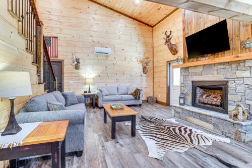 Forest City Casa | Relax Fireside! Cabin 12 Mi to TIEC Winterfest