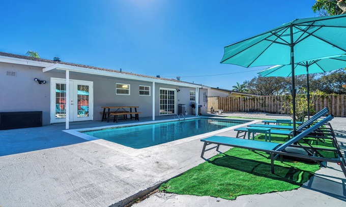 Driftwood Casa | Relax & Fun Hollywood Private Pool - Arcade Game