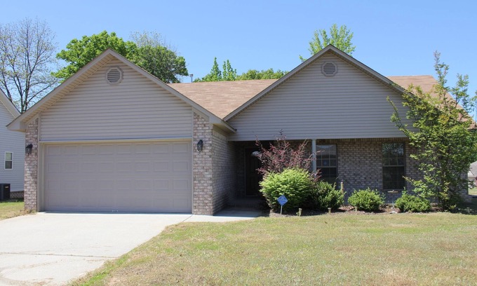 Jacksonville Casa | Relax in a 3 bedroom 2 bath comfortable house
