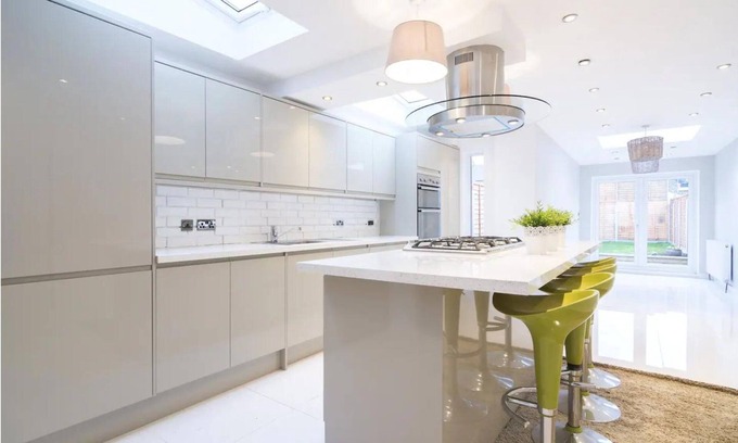 Green Street East Casa | Relax in a 6-Bedroom House w/a Sunny Garden. Perfect for Group Business Travel!