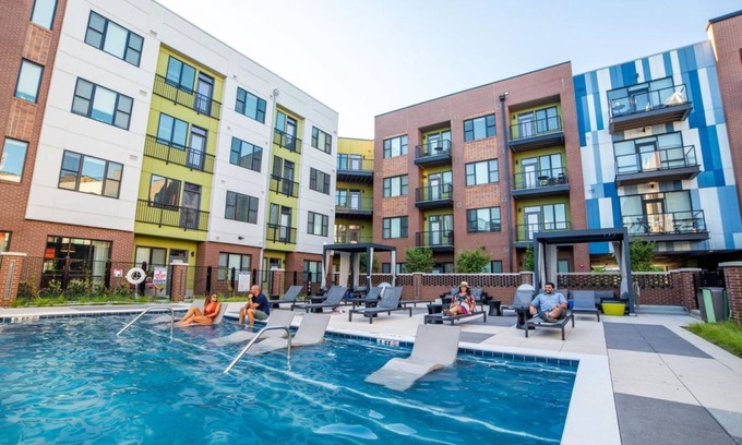 Mile Square Apartamento | Relax in a Chic DT Corner Unit with Free Parking