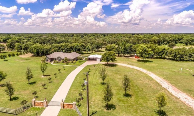 Pilot Point Casa | Relájese en un Oasis Rural en 22 acres