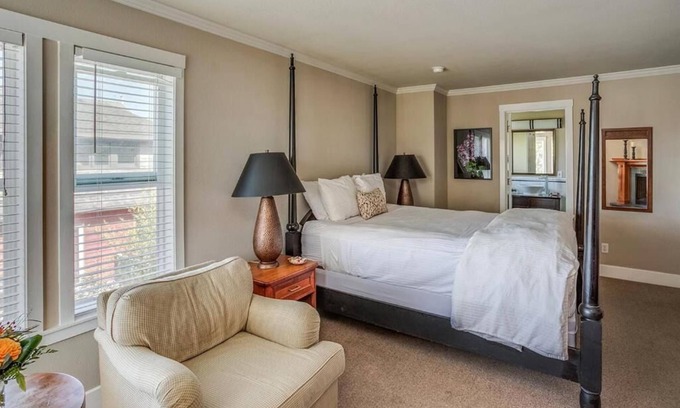 Downtown Cannon Beach Hotel | Relax in Charming Room Steps from Haystack Rock! Beach Access