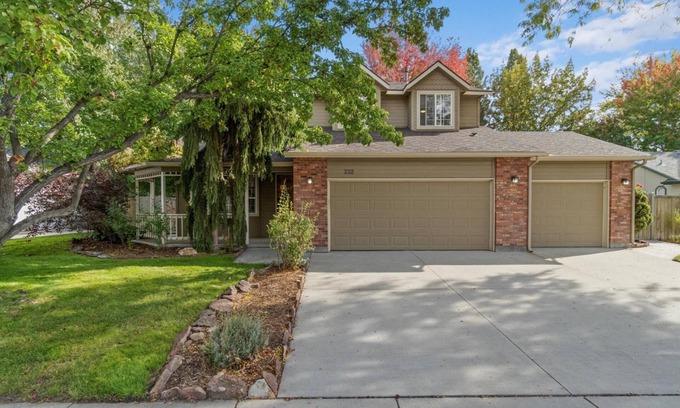 Eagle Casa | Relax in DOG-Friendly Modern Farmhouse Stye | A Stroll Away from Downtown Eagle! BBQ & Patio!