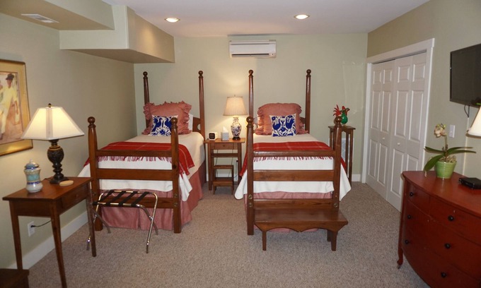 Brevard Apartamento | Relax in downtown Brevard.