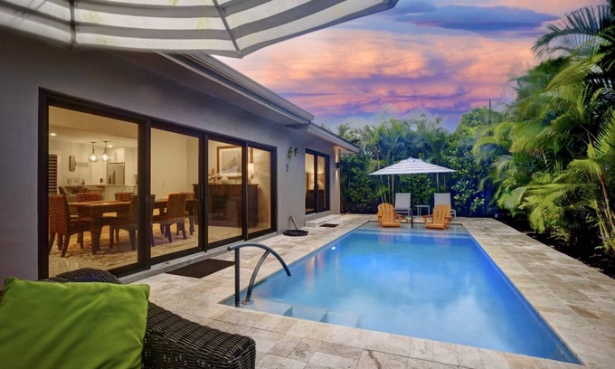 South Corals Casa | Relax in Luxury - 3 Bed, 2 Bath Oasis with Pool