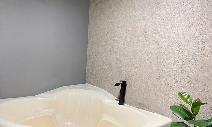 Neiva Apartamento | Relax in Neiva: Modern apartment with bathtub close to Clinica Abner Lozano