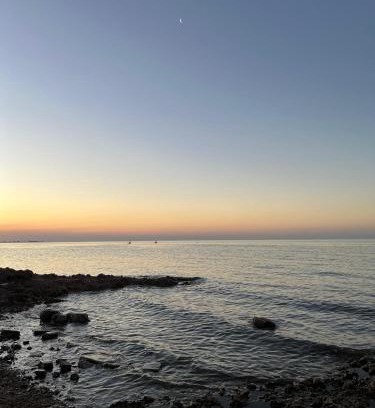 Miramar Apartamento | Relax in New Andalucía- Tu refugio costero con pileta