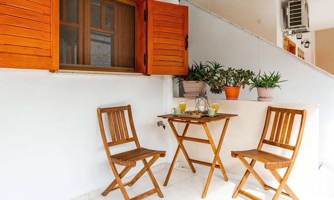 Kiveri Apartamento | Relax in our charming 25 sq m studio, located 30 m. distance from sea of Kiveri!