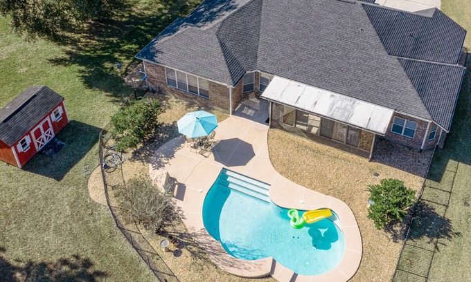 Middleburg Casa | Relax in our cozy 3 BR home with a spacious master suite with soaking tub, large yard, pool, BBQ