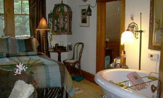 Birchwood Apartamento | Relax in our English Garden King Suite at The Cobblestone Bed & Breakfast
