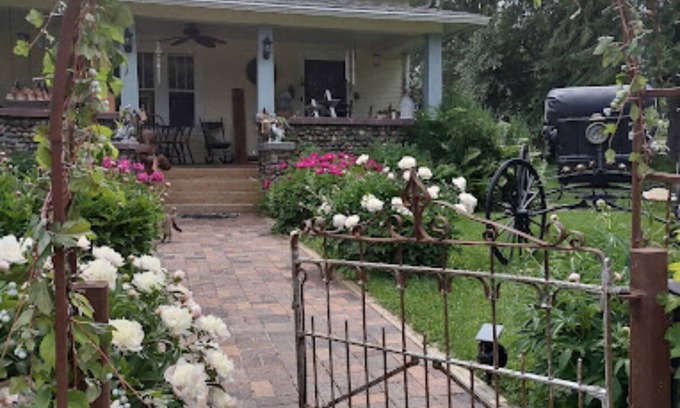 Birchwood Apartamento | Relax in our English Garden King Suite at The Cobblestone Bed & Breakfast