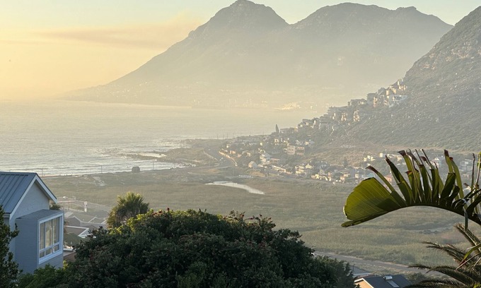 Fish Hoek Cabina | Relax in our stunning mountainside wood cabin minutes from the beach!