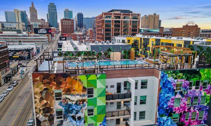 Crossroads Arts District Condominio | Relax in Pure Bliss: Elegant Hideaway with Panoramic Rooftop Retreat 526