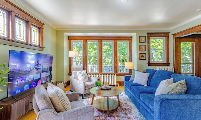 Upper East Side Casa | Relax in Style: 4BR Milwaukee Home Featuring a Private Hot Tub ¦ Family-Friendly