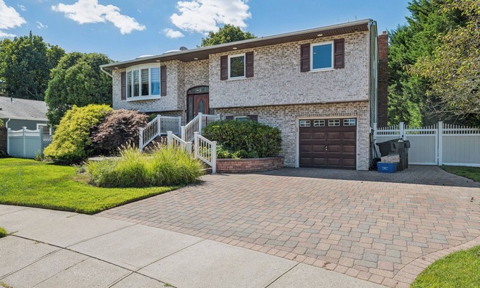 West Islip Casa | Relax in Style: Heated Pool, Golf Area, Gym & 2 Offices at Luxury Home
