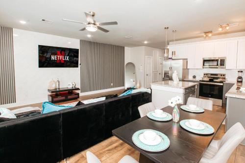 Southeast Houston Casa | Relax in Style - Open-Plan 3BR Lounge near NRG Stadium, Downtown, Medical Center, Private Backyard