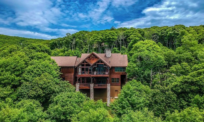 West Jefferson Cabina | Relax in Style with Spa-Like Bathrooms & Cozy Bedrooms Await @ Crown Jewel