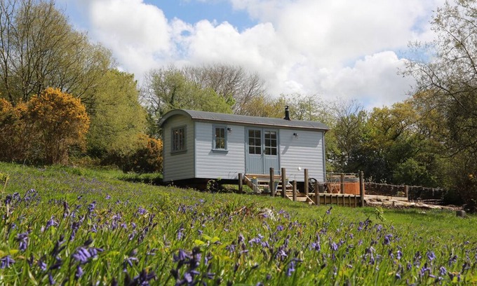 West Buckland Cabina | Relax in The Old Rose Shepherd Hut and Hot Tub !