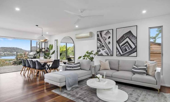 Point Clare Casa | Relax in the winning combination of an architecturally designed home well positioned with a high nor