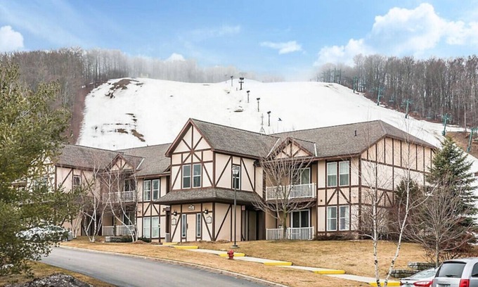 Boyne City Apartamento | Relax in this 1BD resort condo after skiing at Boyne Mountain