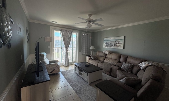 Sunset Island Condominio | Relax in this 3BR 2BA second floor condo in gated community with pool and beach