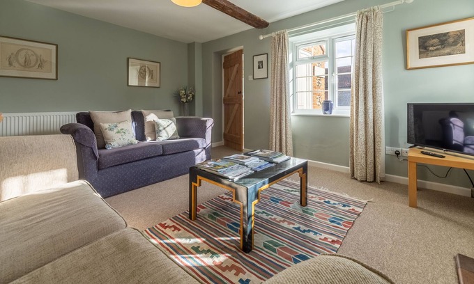 West Rudham Casa | Relax in this handsome brick and pantile cottage, set within the grounds of the owner's estate in th