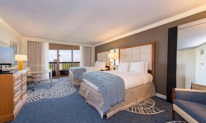 Pelican Bay Complejo | Relax in Three Relaxing Rooms with Balcony, Beach & Outdoor Pool Access