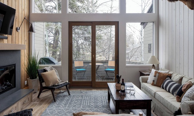Moose Wilson Road Condominio | Relax in understated modern style in The Aspens! Convenient Westbank location.