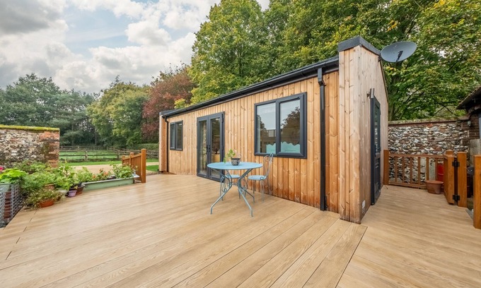 East Rudham Casa | Relax into this stunning, specially adapted lodge set within the old stables on the owner’s farm in