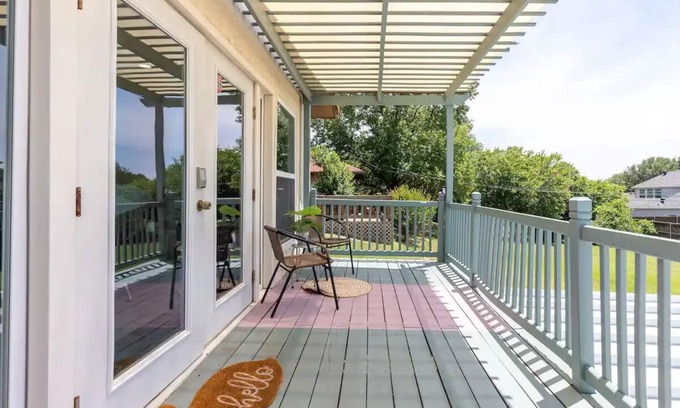 Grand Prairie Casa | Relax near thrills! Studio vacation home, just 6-min drive to Six Flags Over Tx