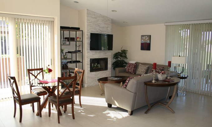 Palm Desert Condominio | ¡Relájate en el patio y disfruta de la vista del campo de golf!