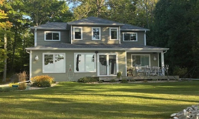 Sturgeon Bay Casa | Relax on the shores of Green Bay in your beautiful, private, two bedroom home