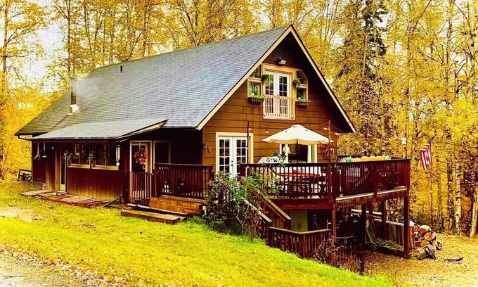 Fairbanks Otro | Relax on this sweet little farm & enjoy Northern Lights from the deck!