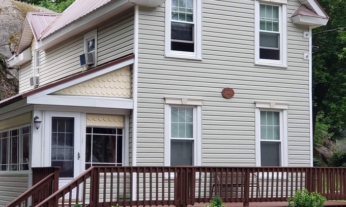 Alexandria Bay Casa | Relájese al aire libre en esta casa de pueblo actualizada ... A poca distancia del centro