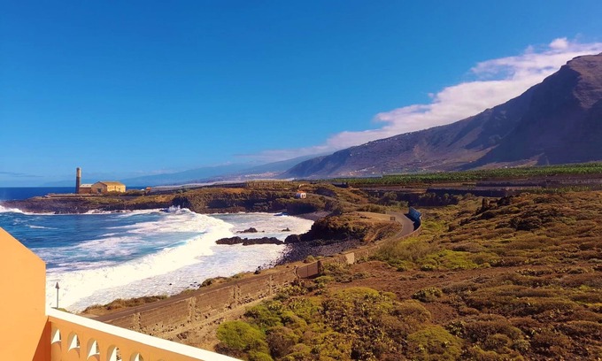 Los Silos Apartamento | Relax Ático con vistas al mar y montaña en primera línea de costa sonido del mar