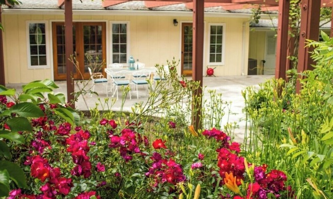 Salyer Otro | Relax & Recharge in a Spacious 7-Bedroom Rural Salyer House: Pool + Wifi
