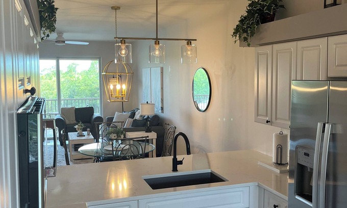 Naples Condominio | Relax/Recharge in Paradise – Bundled Golf Course, Views & Modern Comfort