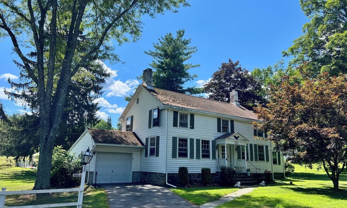 New Paltz Casa | Actualizado, auténtica y original, tablas anchas, Acre, In Ground Pool