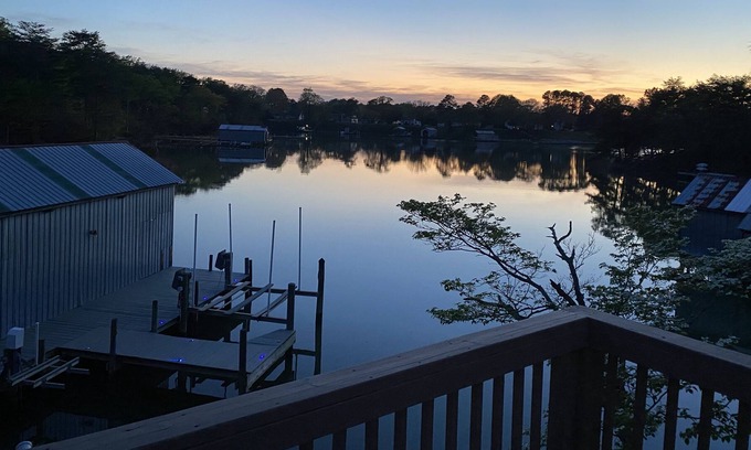 Topping Casa | Relax & Refresh w/ Deck, Boathouse, Kayaks, Ping Pong...bring your boat!