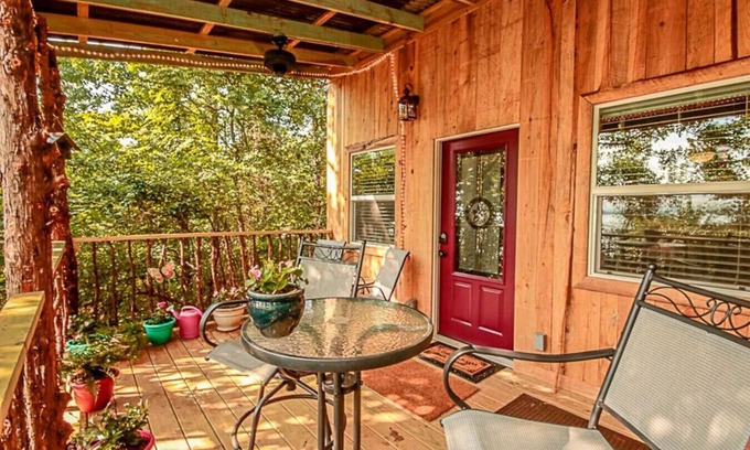 Flint Cabina | Relax & Rejuvenate at Romantic Enchanted Cottage