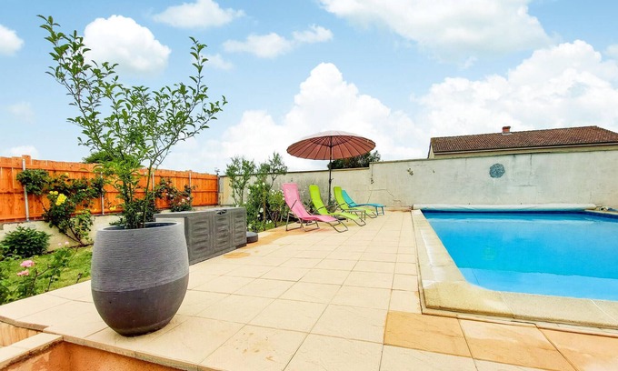 Vitry-en-Charollais Casa | Relax to the fullest in this beautiful vacation home with pool access.