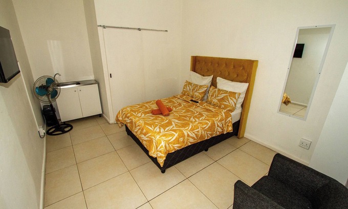 Cape Town Cabina | Relax & Unwind at LodgeOn91 !
