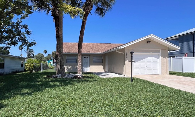 Spring Hill Casa | Relax & Unwind at Triple Palms in Hernando Beach
